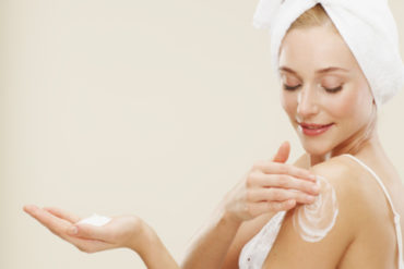 woman rubbing moisturiser into her skin // Photographer: Oppenheim Bernhard // Source: GettyImages.com